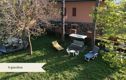 lettini_e_dondolo_nel_giardino