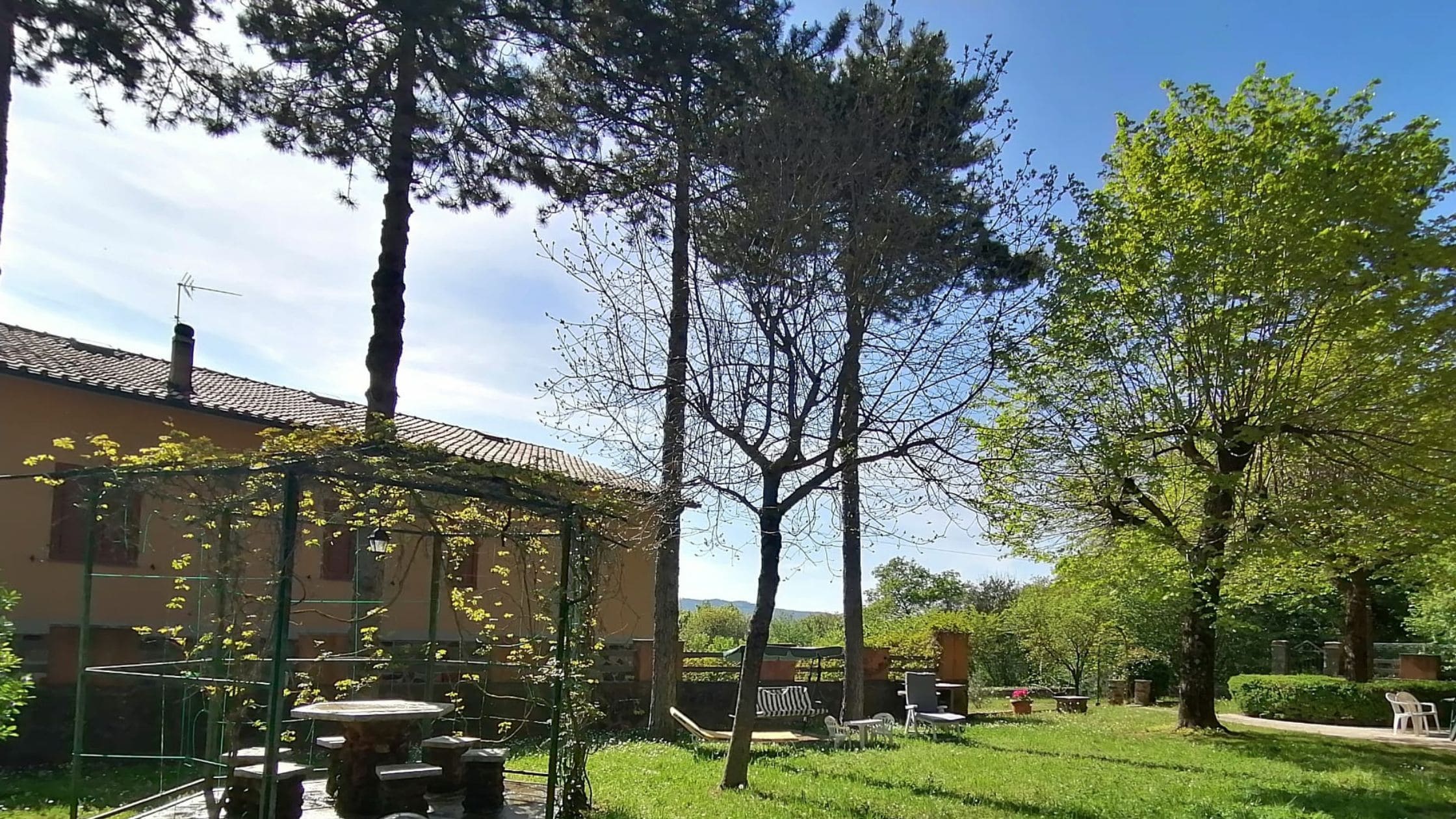 Zona relax del giardino di Villetta la Fortezza