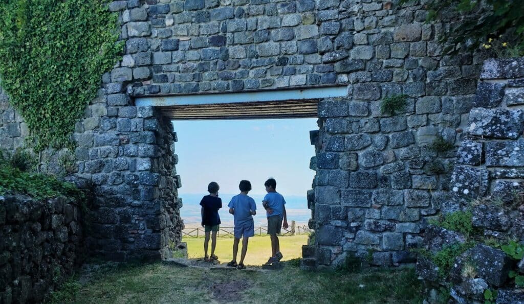 Bambini alla Rocca di Radicofani