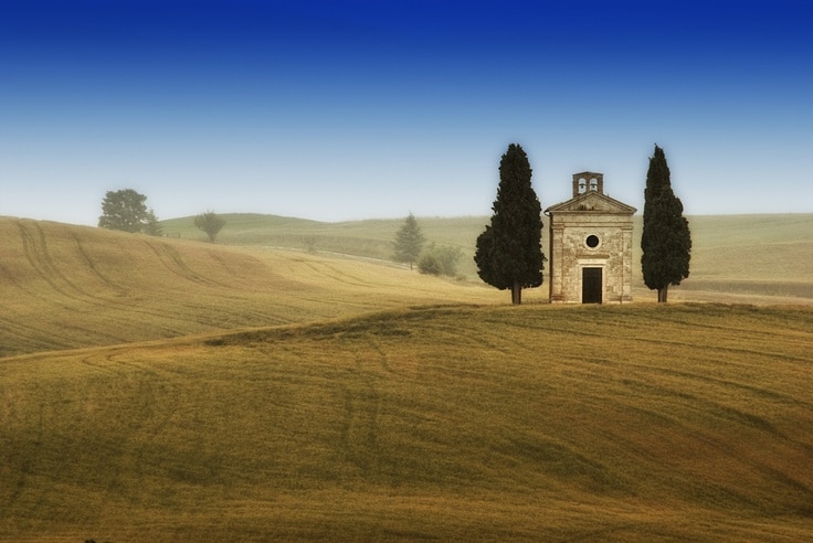 Cappella di Vitaleta all'alba con nebbia sulle colline
